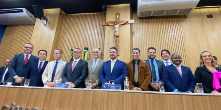 Binho é empossado 2º secretário da mesa diretora da CMA