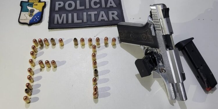 PM prende condutor de motocicleta por porte ilegal de arma de fogo na Zona Sul de Aracaju