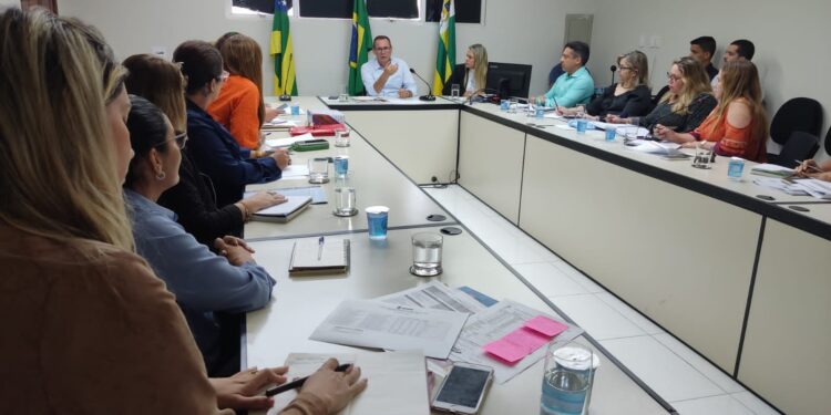 Secretário Zezinho Sobral dialoga com departamentos pedagógicos