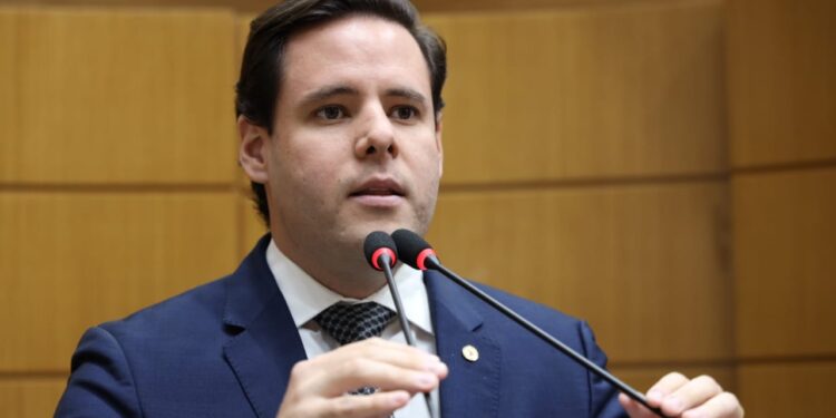 Deputado Federal se manifesta a favor de Agentes de limpeza de Aracaju que estão sem receber salário