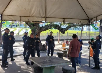 Polícias desmontam acampamento erguido por manifestantes nas proximidades do 28 BC, em Aracaju