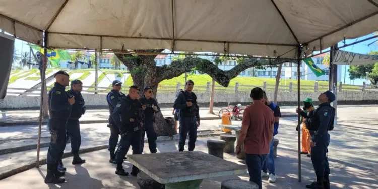 Polícias desmontam acampamento erguido por manifestantes nas proximidades do 28 BC, em Aracaju