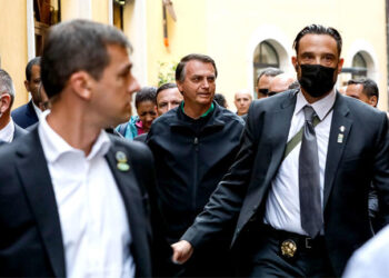 Bolsonaro, prestes a perder visto diplomático, avalia fuga para Itália