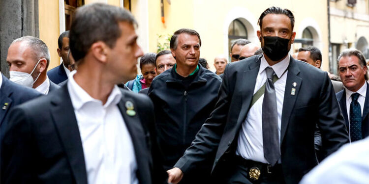 Bolsonaro, prestes a perder visto diplomático, avalia fuga para Itália
