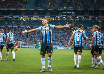 Suárez decide de novo e evita decepção do Grêmio diante de quase 30 mil torcedores