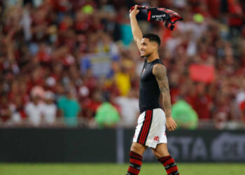 Flamengo aceita oferta milionária e encaminha venda de João Gomes a time da Premier League