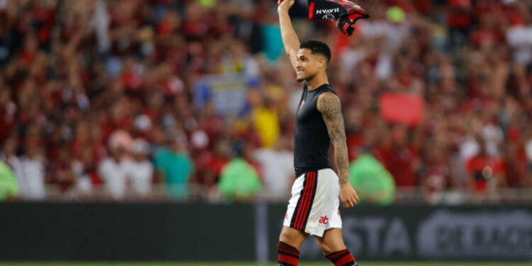 Flamengo aceita oferta milionária e encaminha venda de João Gomes a time da Premier League