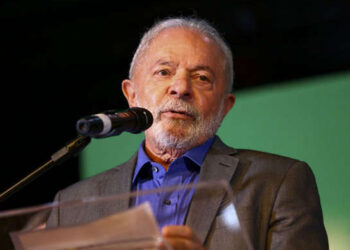 “A gente não pode dar aumento de salário mínimo em 3%”, diz Lula sobre regras fiscais
