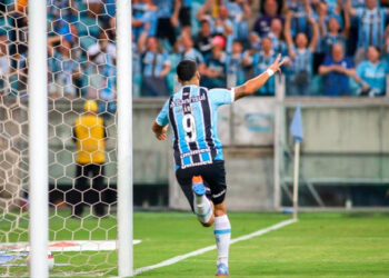 Suárez marca três em estreia pelo Grêmio e web se derrete: ‘Lendário’