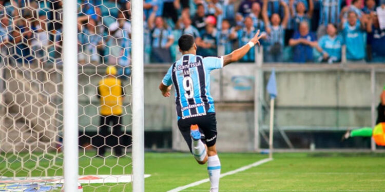 Suárez marca três em estreia pelo Grêmio e web se derrete: ‘Lendário’
