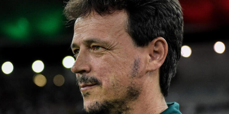 “O meia que o São Paulo precisava”; Ceni elogia medalhão de Diniz e torcedores pedem seu retorno