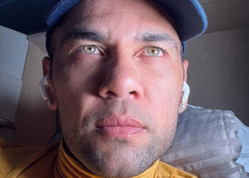 Daniel Alves: Câmera de segurança mostra jogador seguindo mulher em caso de assédio. Atleta pode ser preso