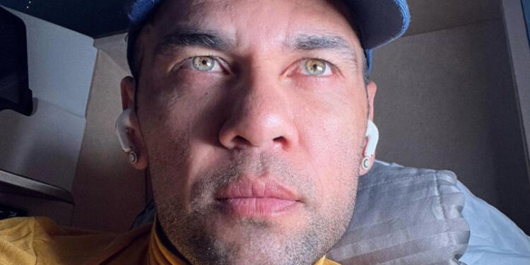 Daniel Alves: Câmera de segurança mostra jogador seguindo mulher em caso de assédio. Atleta pode ser preso