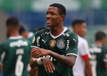 Palmeiras vê time de Scarpa entrar na briga para contratar Danilo