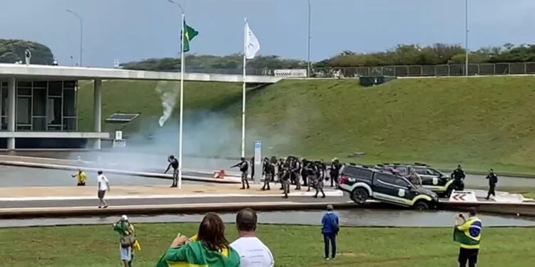Bolsonaristas invadem e depredam Congresso Nacional, Palácio do Planalto e STF