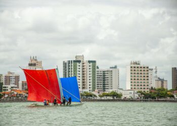 Corrida de Barco a Vela mantém tradição no primeiro dia do ano na Barra dos Coqueiros