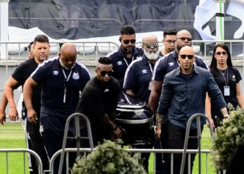 Zé Roberto e Edinho levam caixão de Pelé ao gramado da Vila Belmiro