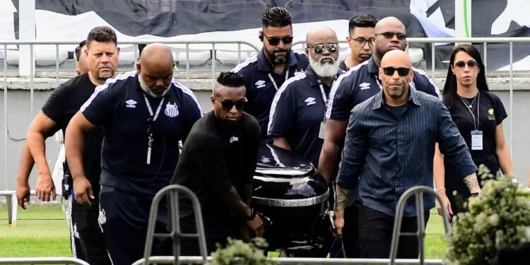 Zé Roberto e Edinho levam caixão de Pelé ao gramado da Vila Belmiro