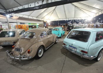 Exposição de carros antigos e feira de livros são atrações para turistas em Sergipe