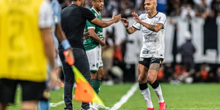 Mesmo com falhas na defesa, Corinthians se recupera e vence Guarani de virada na Arena