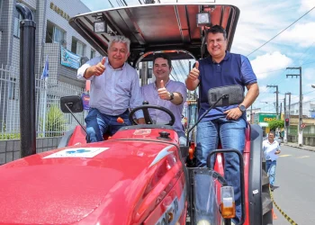Gustinho entrega trator e retroescavadeira em Estância e amplia lista de benefícios