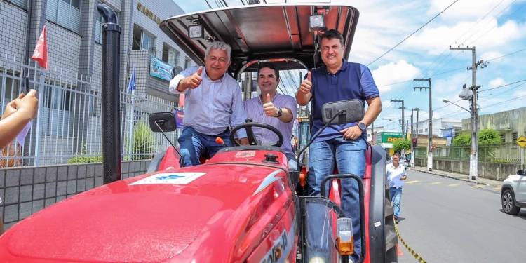 Gustinho entrega trator e retroescavadeira em Estância e amplia lista de benefícios