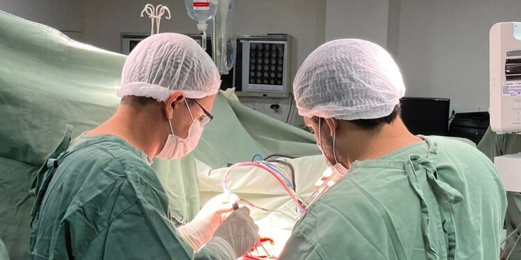 Hospital de Cirurgia realiza neurocirurgia com paciente acordado com auxílio inédito em Sergipe de equipe multidisciplinar