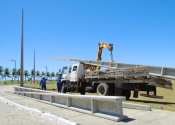 Prefeitura da Barra dos Coqueiros troca todos postes de iluminação da Orla da Atalaia Nova