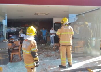 Corpo de Bombeiros atende ocorrência de veículo que invadiu loja de conveniência em Aracaju