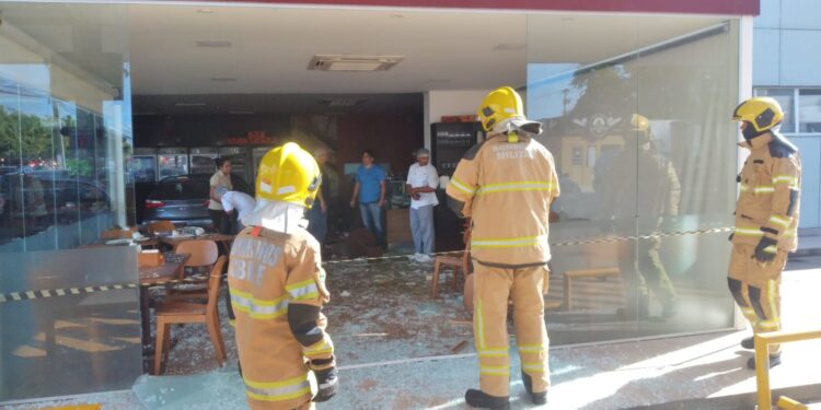 Corpo de Bombeiros atende ocorrência de veículo que invadiu loja de conveniência em Aracaju