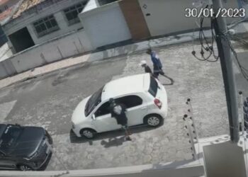 Polícia Civil procura por suspeitos de roubo de carro ocorrido na capital