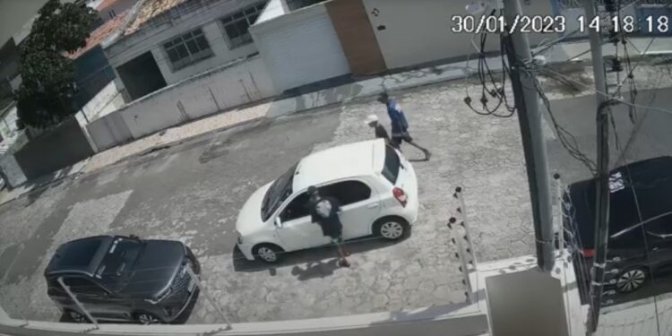 Polícia Civil procura por suspeitos de roubo de carro ocorrido na capital