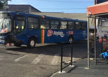 Motociclista morre após colidir com ônibus coletivo na Avenida Simeão Sobral, no Bairro Industrial