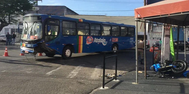 Motociclista morre após colidir com ônibus coletivo na Avenida Simeão Sobral, no Bairro Industrial