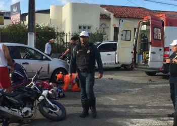 Colisão envolvendo uma motocicleta e carro deixa condutor e passageira gestante feridos em Aracaju