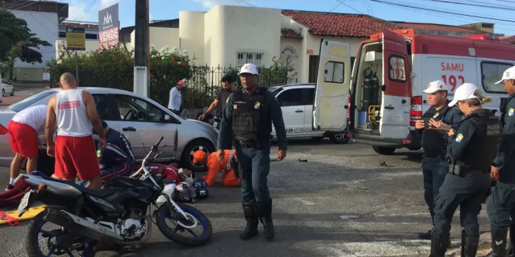 Colisão envolvendo uma motocicleta e carro deixa condutor e passageira gestante feridos em Aracaju