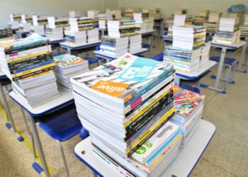 Secretaria de Educação orienta alunos e responsáveis sobre a devolução e distribuição do livro didático