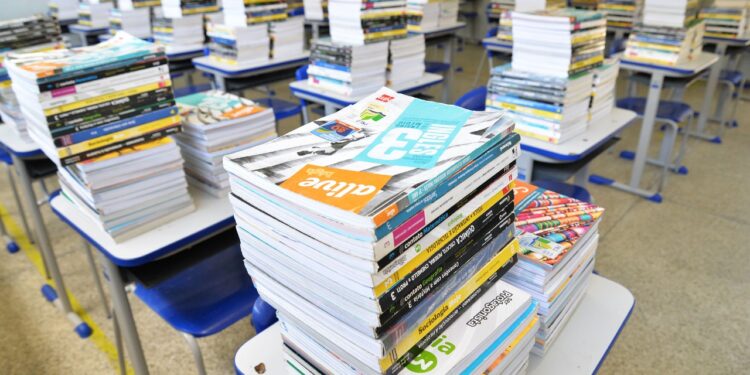 Secretaria de Educação orienta alunos e responsáveis sobre a devolução e distribuição do livro didático