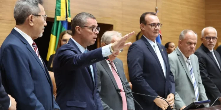 Fábio toma posse e afirma que a maior política pública de seu governo é melhorar a vida dos sergipanos
