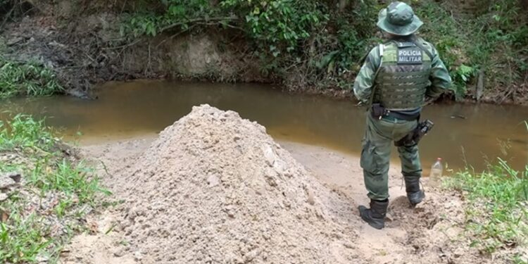 Polícia Militar flagra extração ilegal de areia em Itaporanga D’Ajuda