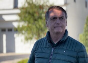 Bolsonaro quebra silêncio e diz que cometeu deslizes no governo