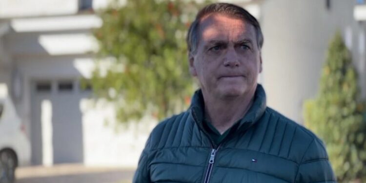 Bolsonaro quebra silêncio e diz que cometeu deslizes no governo