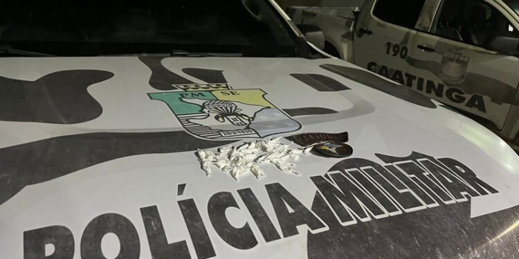 Polícia Militar prende suspeito de tráfico de drogas em Gararu