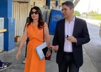 Ricardo leva promotora do MPE para ver a obra parada do Terminal DIA