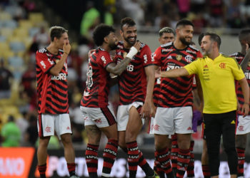 Caderninho e mudanças táticas: Vítor Pereira dá cartão de visitas em estreia pelo Flamengo