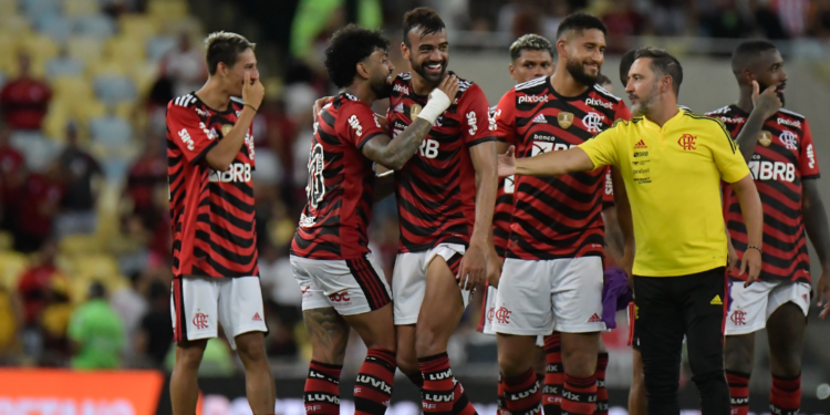 Caderninho e mudanças táticas: Vítor Pereira dá cartão de visitas em estreia pelo Flamengo