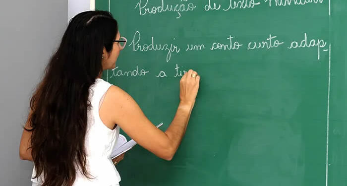 Piso nacional dos professores sobe para R$ 4.420,55