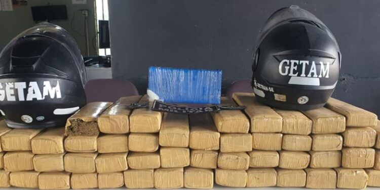 Polícia Militar apreende 51 tabletes de drogas dentro de veículo em Aracaju