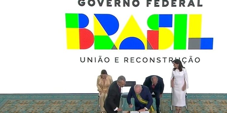 Lula prorroga por 60 dias isenção de impostos federais sobre os combustíveis