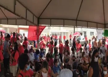 Professores da rede municipal de Aracaju realizaram um  ato em protesto contra valor do piso salarial